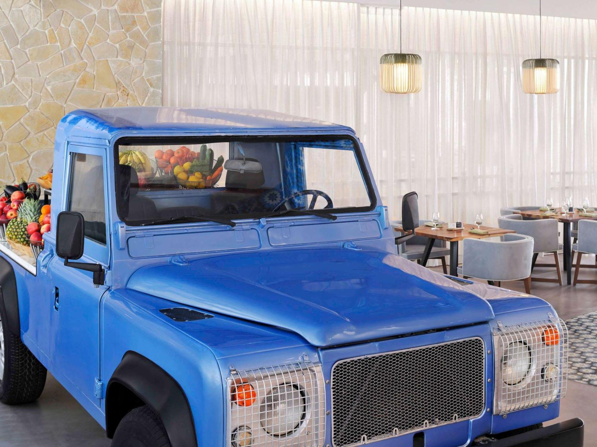 Moevenpick Hotel & Apartments Ghala Muscat Exteriör bild The Land Rover Defender 90