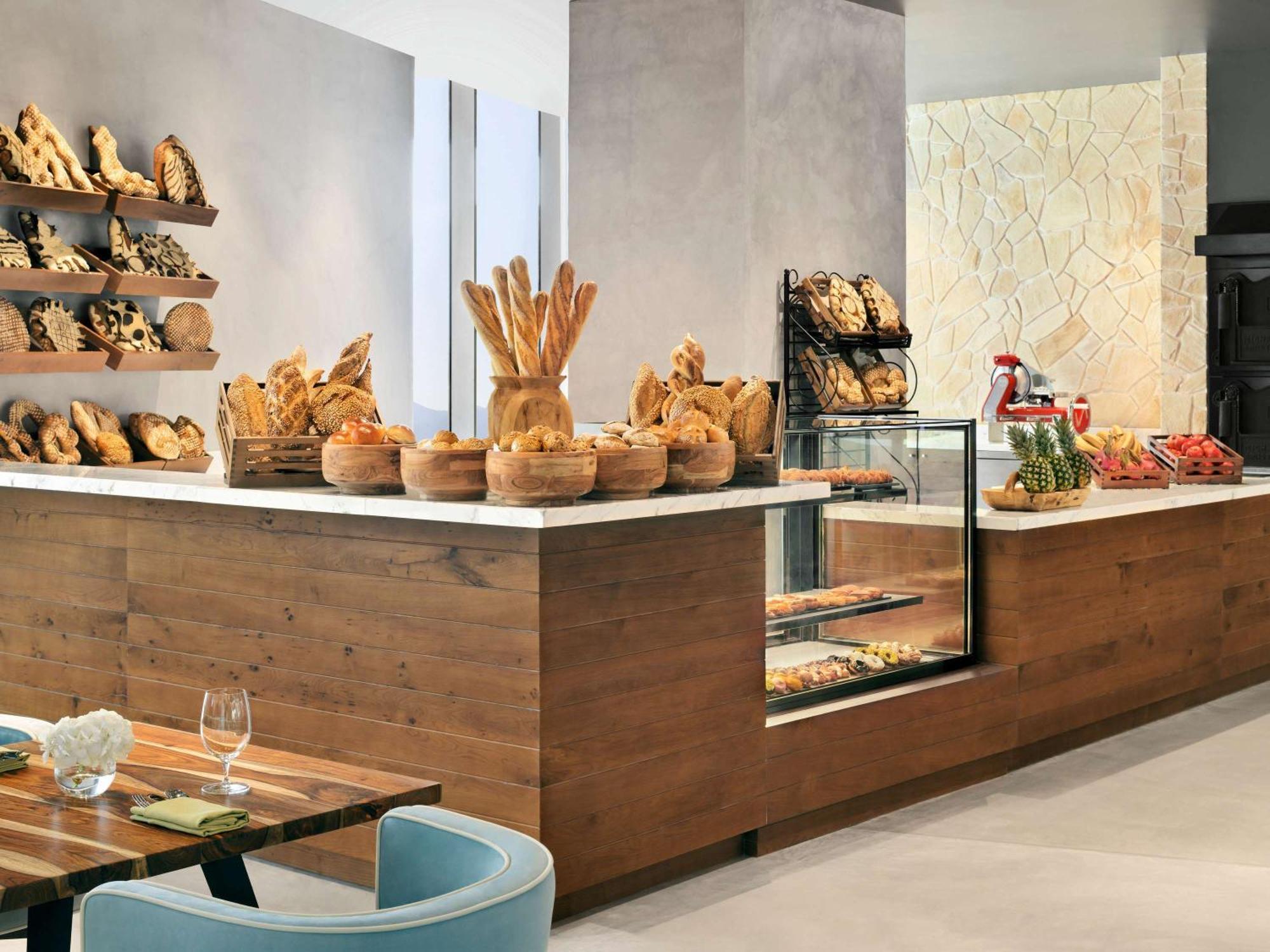 Moevenpick Hotel & Apartments Ghala Muscat Exteriör bild Bakery at the hotel