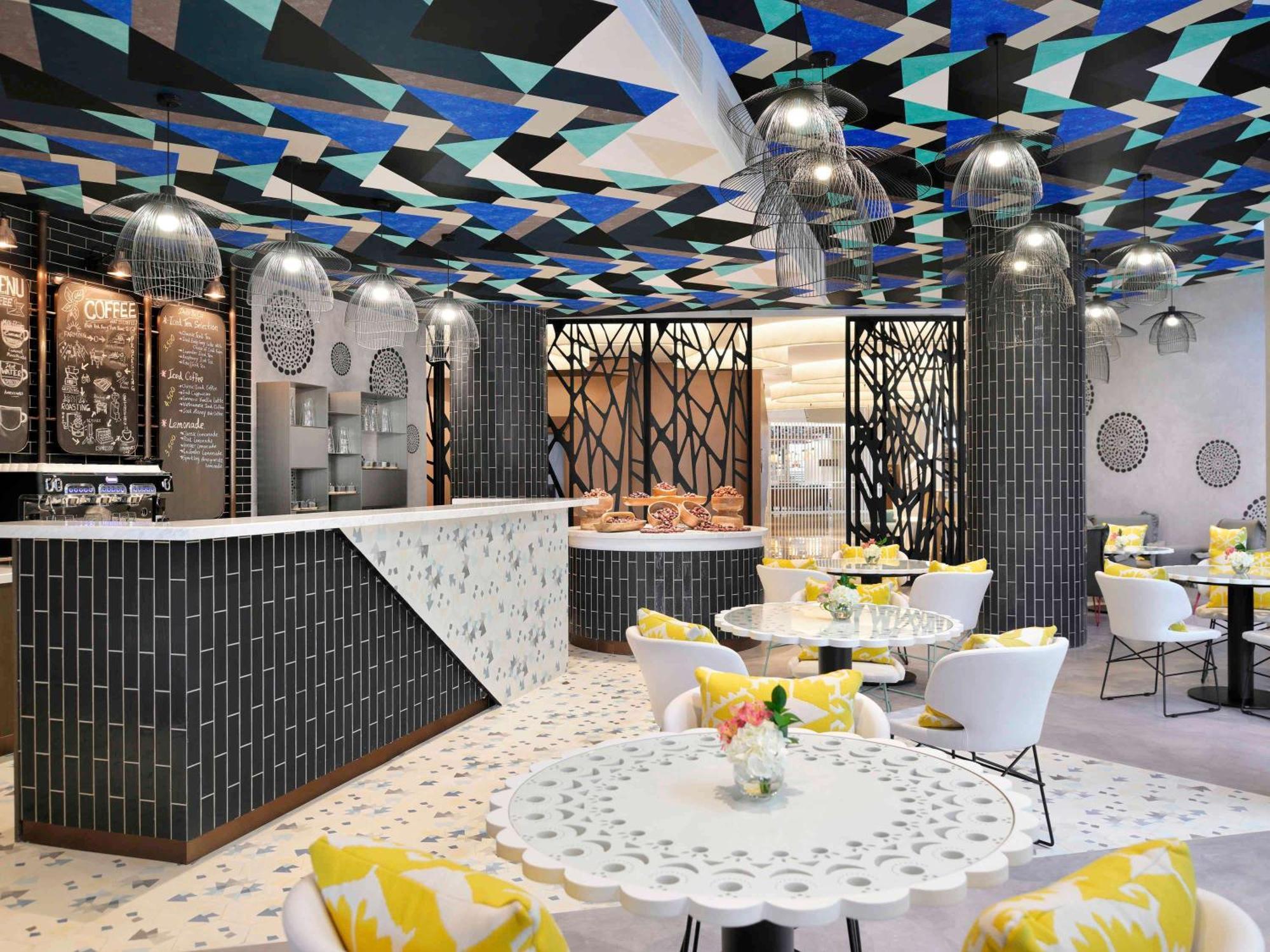 Moevenpick Hotel & Apartments Ghala Muscat Exteriör bild The interior of the restaurant