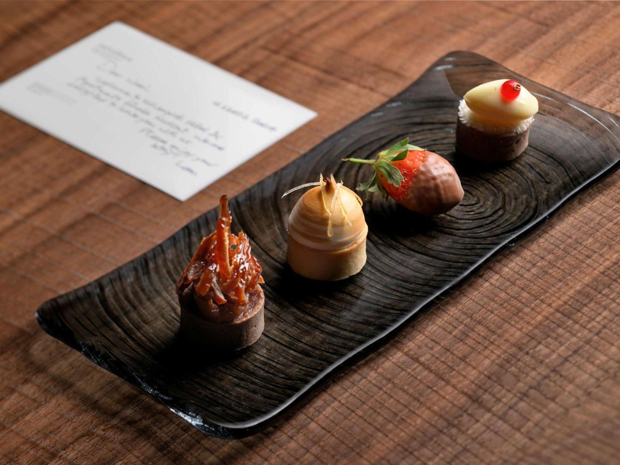Moevenpick Hotel & Apartments Ghala Muscat Exteriör bild A selection of petit fours