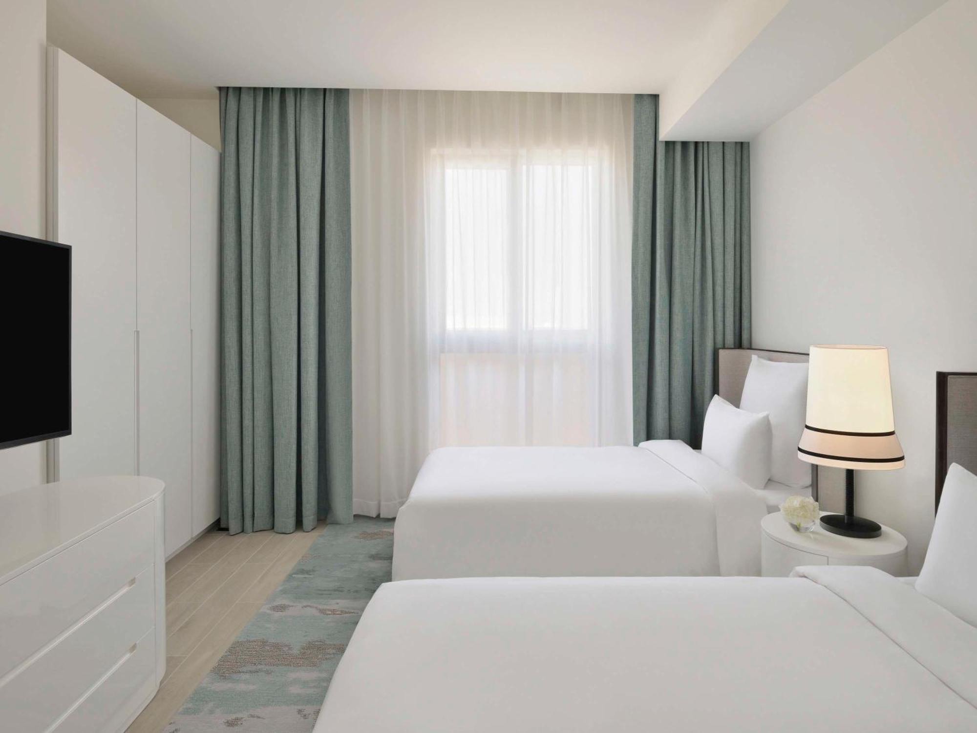 Moevenpick Hotel & Apartments Ghala Muscat Exteriör bild A typical bedroom at the hotel