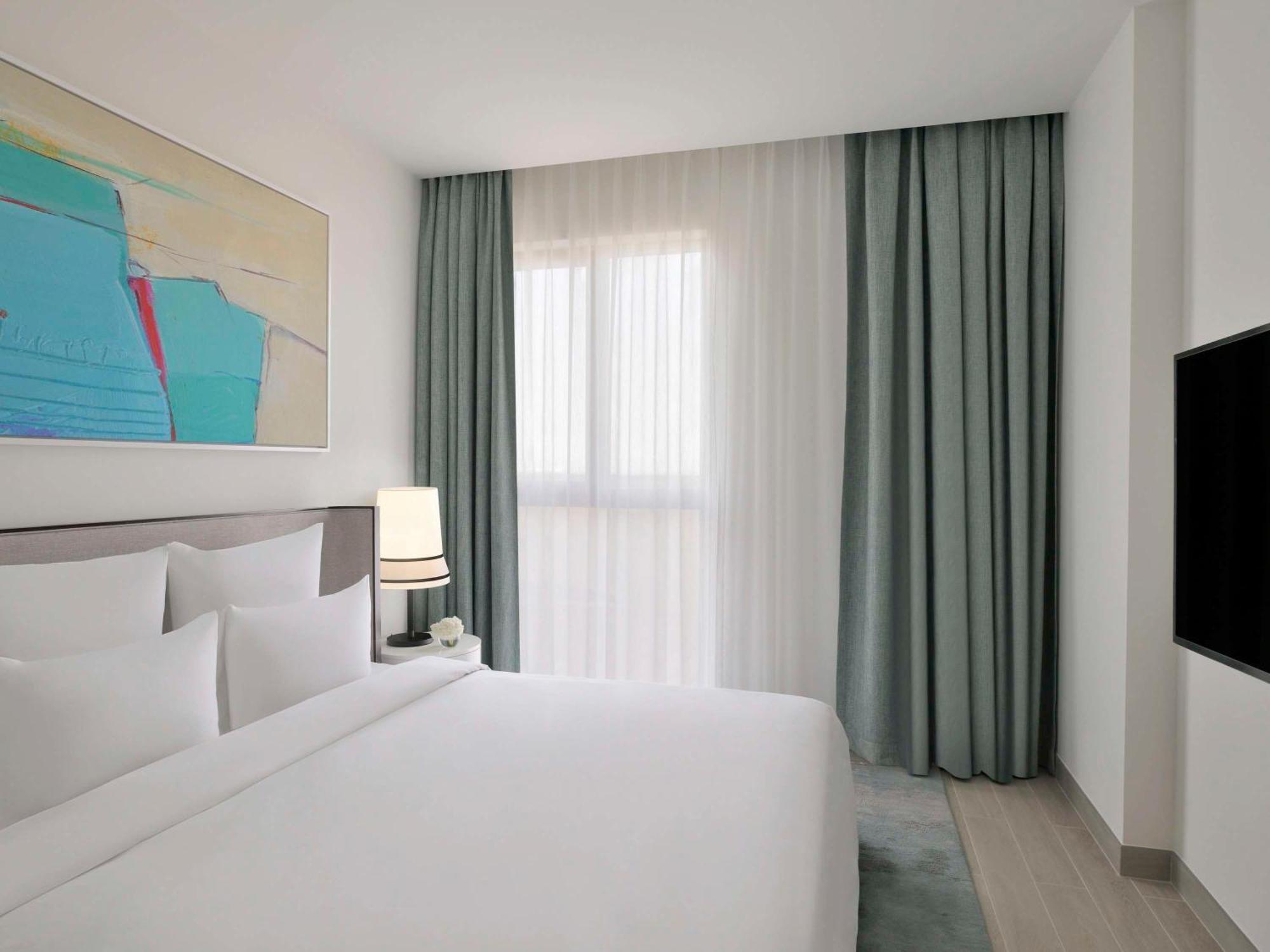 Moevenpick Hotel & Apartments Ghala Muscat Exteriör bild A bedroom at the hotel