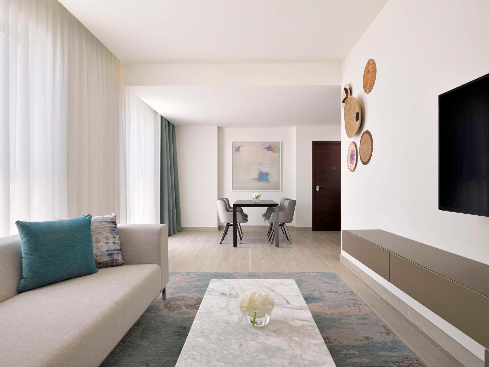 Moevenpick Hotel & Apartments Ghala Muscat Exteriör bild A living room at the hotel